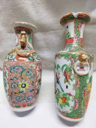 Vaas (2) - Familie rose - Porselein - vogels, vlinders, bloemen, hagedis - two Chinese famille rose medallion Canton vases - China - Eind 19e - begin 20e eeuw