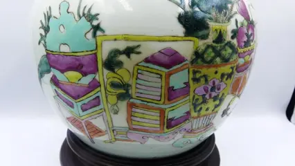 Lot van twee vazen, een met meubeldecoratie en een vaas met landschapsdecoratie (2) - Porselein - China - 20e eeuw