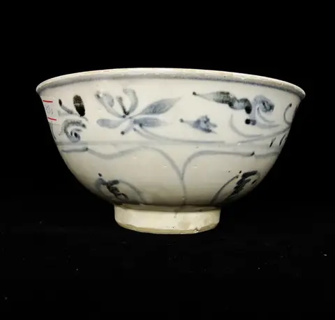 18e eeuwse kom met blauw wit floraal decor - Porselein - China - Qing Dynastie (1644-1911)