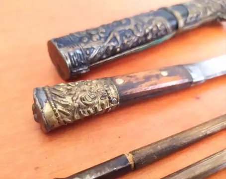 Eetstokjes, Mes (1) - Hout, Verguld brons, leer - Mongolië - 20e eeuw