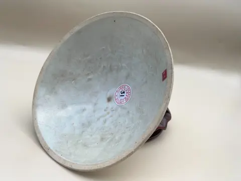 Schaal/kom, Theekom (1) - Celadon - Porselein - Kinderen - 影青釉印菊花娃娃紋碗 ( Lot.00031) - China - Zuiderlijk lied (1127-1279)