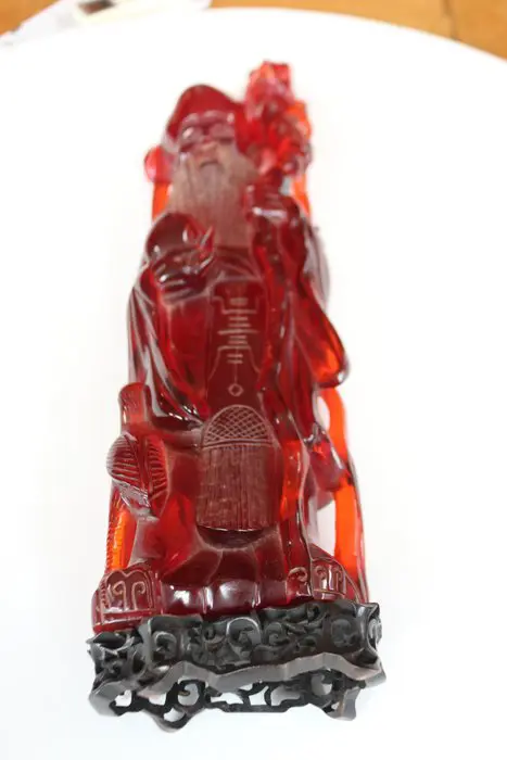 Standbeeld (2) - Koper rood - Bakeliet - Boeddhistische figuur - statue -bakelite -cherry amber color - 60 cm - China - Qing dynasty (Manchu China) (1692-1911)