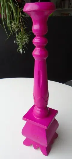HOUTEN HANDGEMAAKTE KANDELAAR FUCHSIA 45 CM NIEUW.