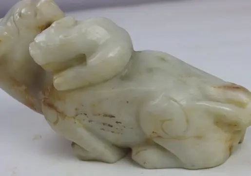 Een zwaar standbeeldmythologisch beest - Hardsteen - China - Tweede helft 20e eeuw