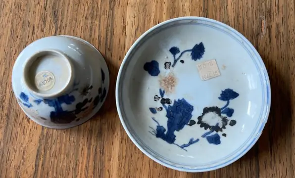 Chinees kraakporselein kop en schotel1751 (2) - Porselein - Chinees kraakporselein uit het schip de Geldermalsen wat schipbreuk later in 1752 - China - 17e - 18e eeuw