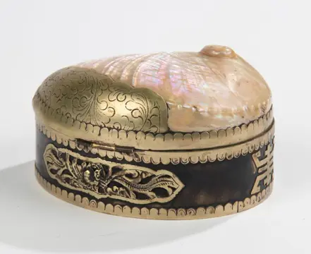 Shell lidded decorative box Tibet (1) - Messing, Schelp - Tibet - 1890-1910