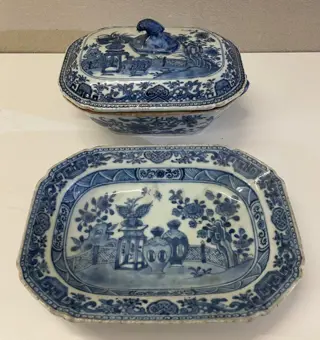 Groenteschotel met dienblad (2) - Aardewerk - China - Qianlong (1736-1795)