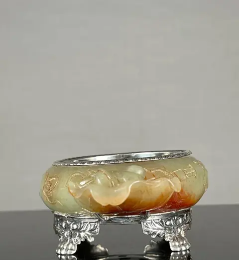 Penselenwasser (1) - Jade - Mounted Brush washer 400 grams - China - Qing Dynastie (1644-1911)