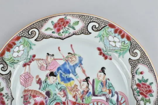 Bord - Familie rose, versierd met figuren - Porselein - China - Yongzheng (1723-1735)