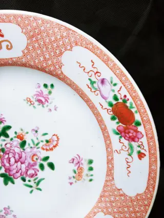 Bord (1) - Chinese export, Floraal - Porselein - China - 18e eeuw