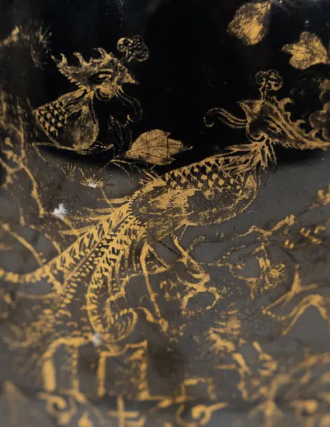 Vaas - Porselein - Chinese - Gilded mirror black vase Fenghuang in Peony landscape - Six character Kangxi mark - China - Qing Dynastie (1644-1911)