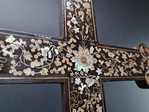 Kruis (1) - Hout, Parelmoer - Vietnam - 19e eeuw