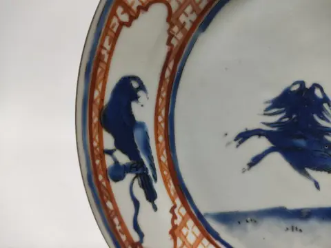 Bord - Familie rose - Porselein - een springende pekinees en papegaaien - China - Qianlong (1736-1795)