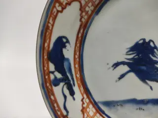 Bord - Familie rose - Porselein - een springende pekinees en papegaaien - China - Qianlong (1736-1795)