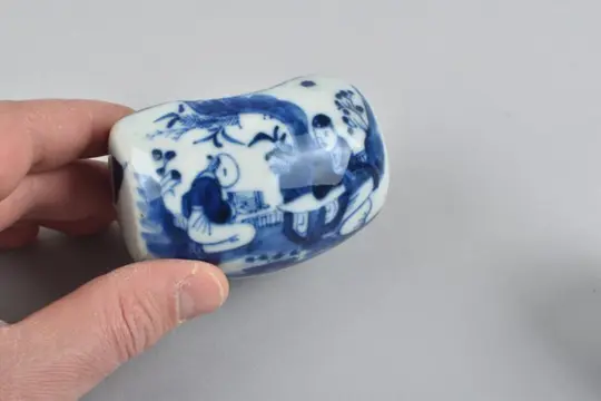 TWEE CHINEES BLAUW EN WITTE VOGELVOERDERS (GELEERDE OBJECTEN) - Porselein - China - 19e eeuw