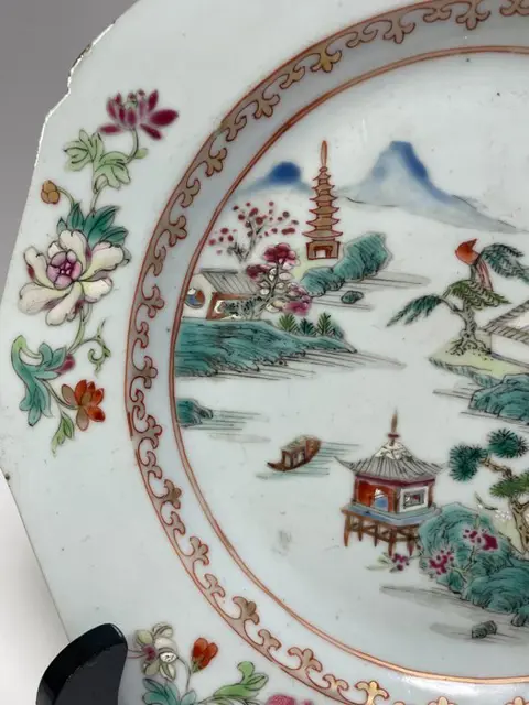Bord (1) - Fencai - Porselein - Assiette fencai qianglong - China - Qing Dynastie (1644-1911)