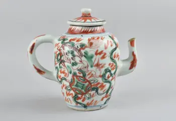ZEER ZELDZAME CHINESE THEEPOT VERSIERD IN WUCAI EMAIL MET EEN LEEUW - Porselein - China - LATE MING / OVERGANGSPERIODE