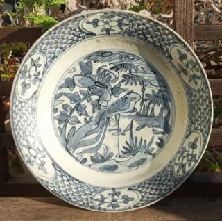 Voormalige grote schotel - Blauw en wit - Porselein - MING,Swattow, Fin du 16ème siècle - China - Wanli (1573-1619)