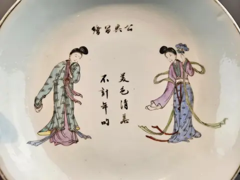 Borden (2) - Porselein - Ladies in the garden - China - Republieke periode (1912-1949)