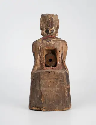 Beeld(en)/Beeldje(s), Houtsnijwerk - Hout - Seated dignitary or immortal on throne - With ancient coins! - China - 17e - 18e eeuw