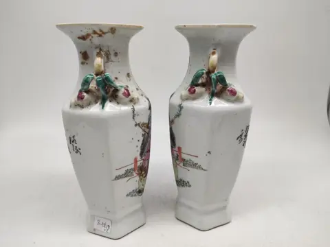 Vaas (2) - Familie rose - Porselein - karakters - China - 20e eeuw