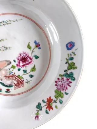 Bord, Indiaas bedrijf - Familie rose - Porselein - China - 18e eeuw