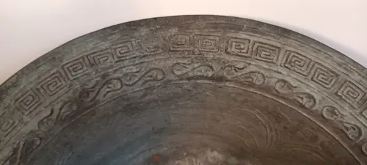 Prachtige groen gepatineerd bronzen schaal met decoratie van draken (D39cm) - Gepatineerd brons - China - 19e - 20e eeuw