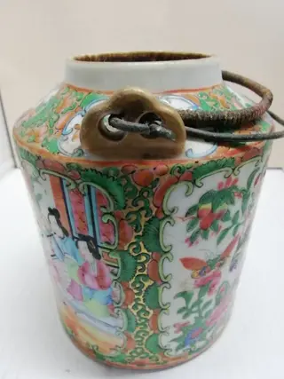 Theepot (1) - Familie rose - Porselein - dames, bloemen, vogels, vlinders - traditional finely painted panels with different topics - China - Eind 19e - begin 20e eeuw