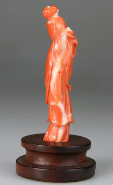Standbeeld, Kwanyin - Figuur - rood koraal - Rood koraal - China - 19e - 20e eeuw