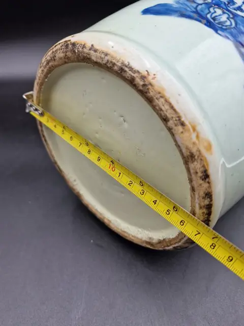 Qing-dynastie, een grote vaas met een blauw-wit feniks- en pioenrozenmotief. (1) - Blauw en wit - Porselein - China - Qing Dynastie (1644-1911)