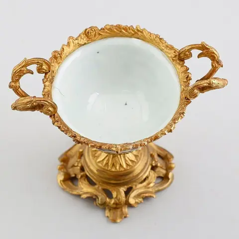 Kom op bronzen voet (1) - Blauw en wit - Brons, Porselein - Tianqi naar Chongzhen - China - Ming Dynastie (1368-1644)