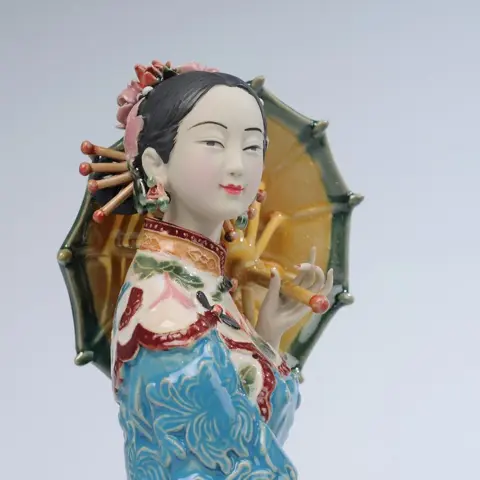 Handgemaakte keramische klassieke en elegante dame, hoogte 27cm - Porselein - Azië - Eind 20e eeuw