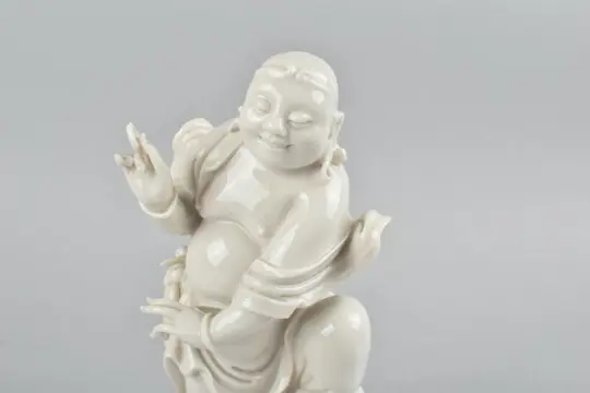 EEN CHINEES BLANC-DE-CHINE CIJFER VAN LIU HAI OP DE PAD - Porselein - China - Qing Dynastie (1644-1911)