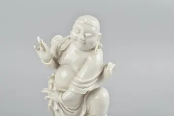 EEN CHINEES BLANC-DE-CHINE CIJFER VAN LIU HAI OP DE PAD - Porselein - China - Qing Dynastie (1644-1911)