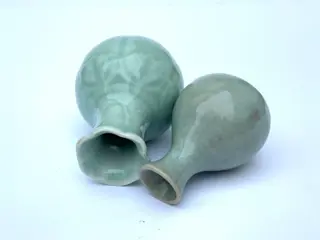 Twee Vaasjes - Celadon - Porselein - China - Eind 20e eeuw
