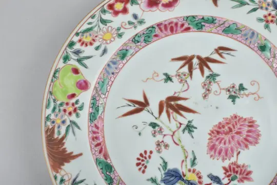 EEN PAAR CHINESE FAMILLE ROSE BORD VERSIERD MET CHRYSANT - Porselein - China - Yongzheng (1723-1735)