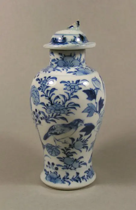 Vaas (2) - Blauw en wit - Porselein - Pioenroos, Prunus, Vogel, Chrysant - A Kangxi-marked blue and white decorated lidded baluster vase - China - 19e eeuw