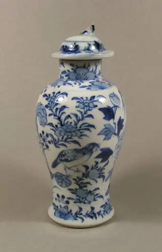 Vaas (2) - Blauw en wit - Porselein - Pioenroos, Prunus, Vogel, Chrysant - A Kangxi-marked blue and white decorated lidded baluster vase - China - 19e eeuw