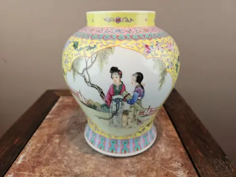 Vaas (1) - Porselein - Yellow ground (Famille Rose) - China - Tweede helft 20e eeuw