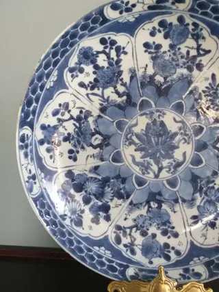 Groot bord D: 28cm - Blauw en wit - Porselein - China - Kangxi (1662-1722)