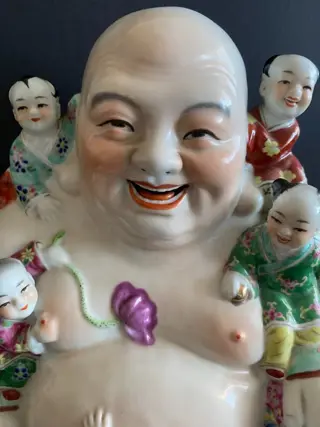 Beeld (1) - Porselein - Big heavy Chinese Buddha with children - China - Midden 20e eeuw