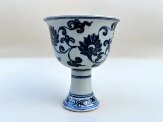 Beker (1) - Blauw en wit - Porselein - 青花鳳鳥穿花紋高足杯 ( Lot.00267) - China - Ming Dynastie (1368-1644)