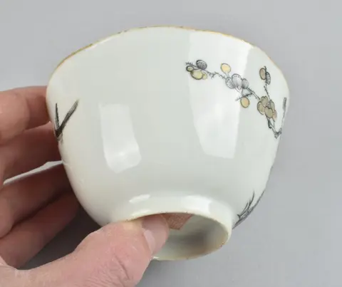 EEN ZEER FIJNE EN GROTE CHINESE GRISAILLE KOM - DAOGUANG MERKTEKEN - Porselein - China - Daoguang (1821-1850)