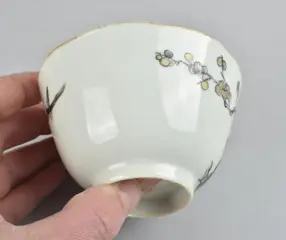 EEN ZEER FIJNE EN GROTE CHINESE GRISAILLE KOM - DAOGUANG MERKTEKEN - Porselein - China - Daoguang (1821-1850)