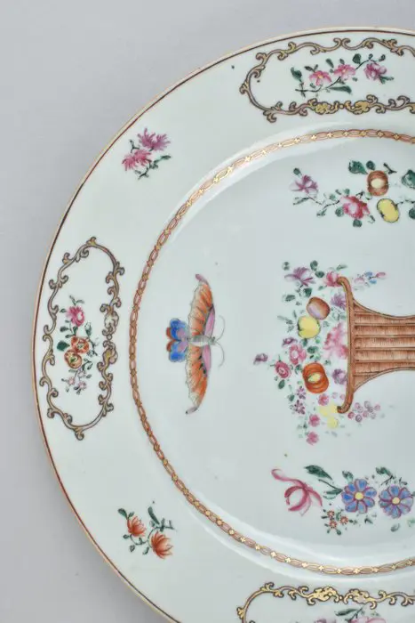 EEN CHINESE FAMILL ROSE VERFRAAID MET VLINDER - Porselein - China - Qianlong (1736-1795)