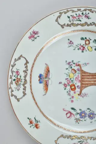 EEN CHINESE FAMILL ROSE VERFRAAID MET VLINDER - Porselein - China - Qianlong (1736-1795)