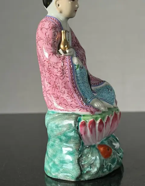 Figuur/beeld, Guayin (1) - Familie rose - Porselein - China - Republieke periode (1912-1949)