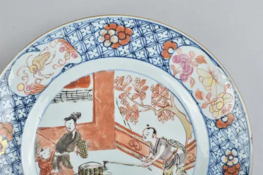 EEN CHINESE FAMILLE ROSE FIGUURPLAAT - Porselein - China - Yongzheng (1723-1735)
