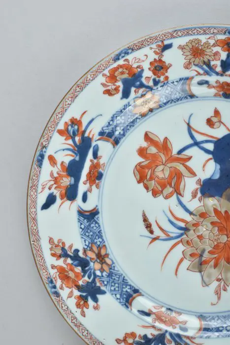 EEN ZEER FIJN CHINEES IMARI-BORD VERSIERD MET BLOEMEN - Porselein - China - Kangxi (1662-1722)