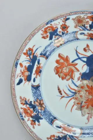 EEN ZEER FIJN CHINEES IMARI-BORD VERSIERD MET BLOEMEN - Porselein - China - Kangxi (1662-1722)